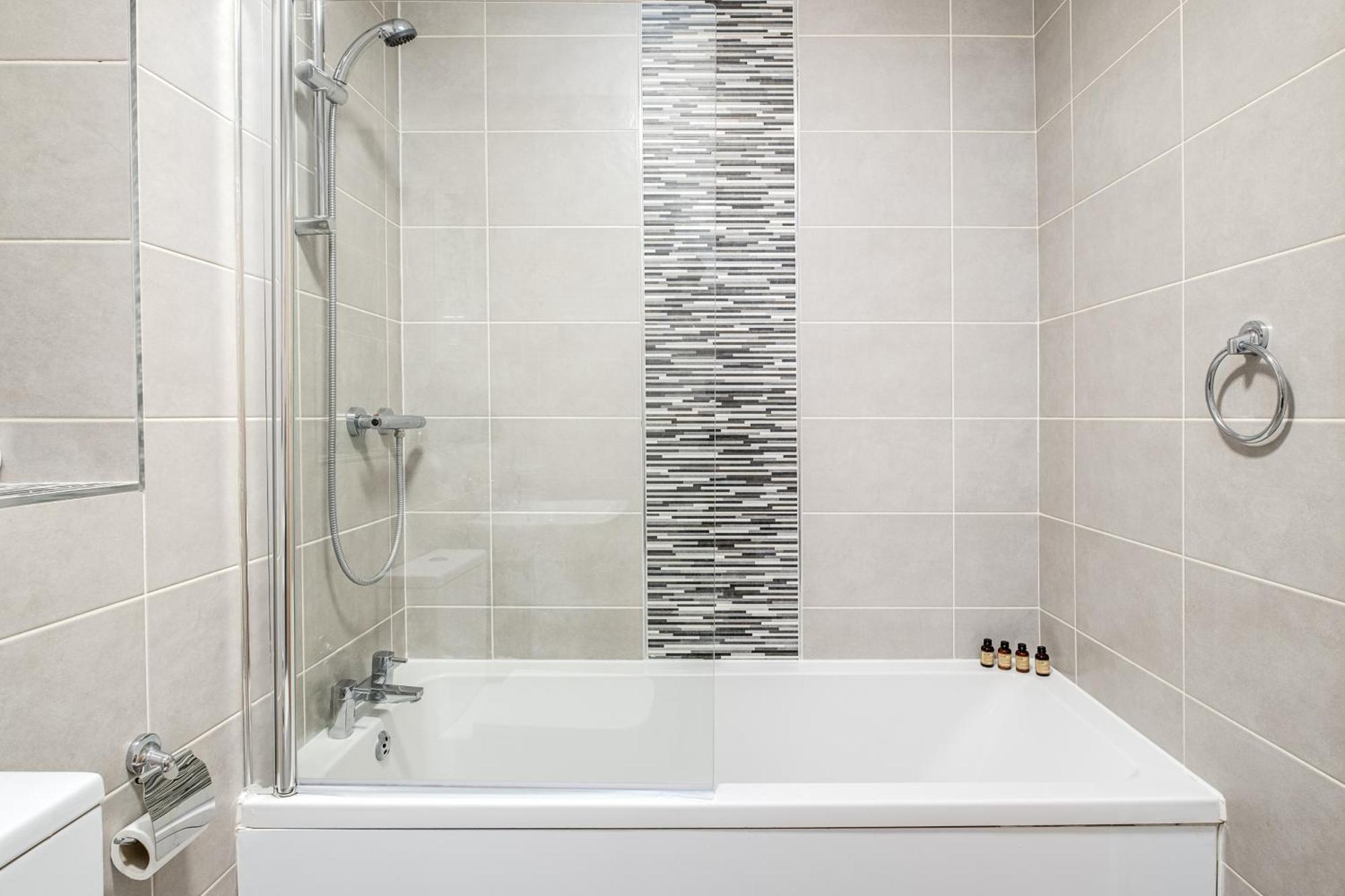Pluxa Blue Sapphire Luxury Stay Free Parking Free Wifi - Walk Everywhere, Travel, Biz, Leisure Birmingham Esterno foto